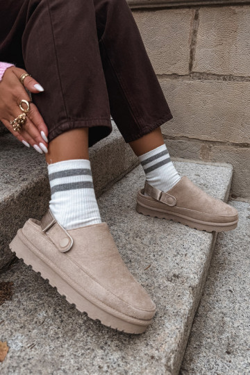 Chinelos femininos quentes com forro de pele por dentro e plataforma na cor bege Azida