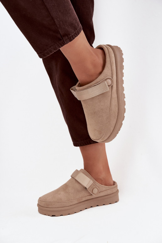 Chinelos femininos quentes com forro de pele por dentro e plataforma na cor bege Azida