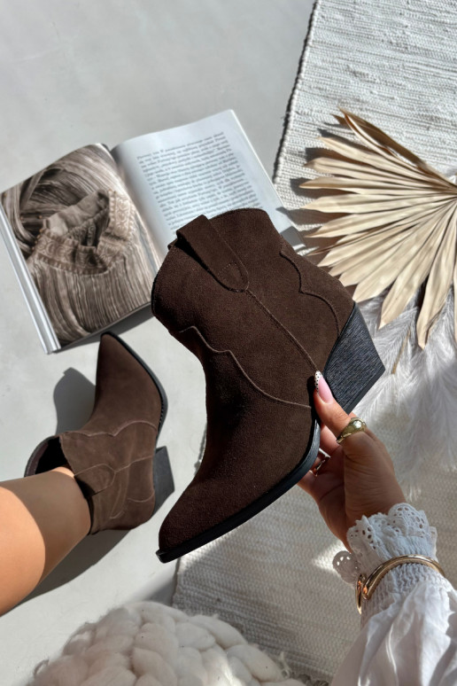 Um modelo atraente botas estilo coParaboy FemininoHabilitadoturalnego de camurçau CzekoladoParae Beretta