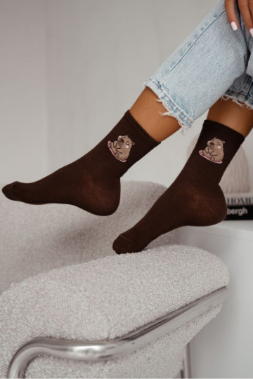 Meias femininas de algodão com aplicação de capivara sentada, cor chocolate