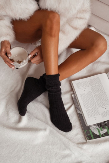 Meias femininas de linho com aplicação de alpaca, cor preta