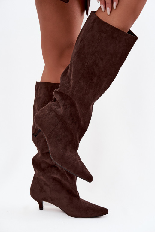Botas de cano alto femininas com saltos de camurça sintética na cor chocolate Pheona Botas de cano alto femininas com saltos de camurça sintética na cor chocolate Pheona