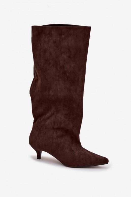 Botas de cano alto femininas com saltos de camurça sintética na cor chocolate Pheona Botas de cano alto femininas com saltos de camurça sintética na cor chocolate Pheona