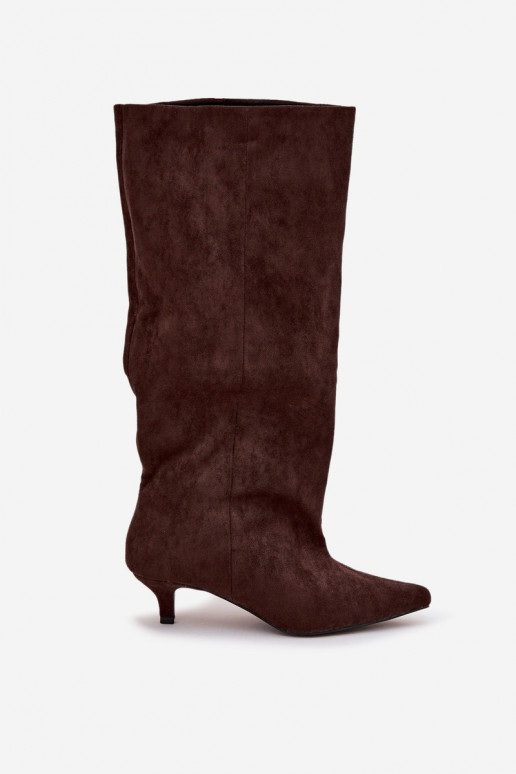 Botas de cano alto femininas com saltos de camurça sintética na cor chocolate Pheona Botas de cano alto femininas com saltos de camurça sintética na cor chocolate Pheona