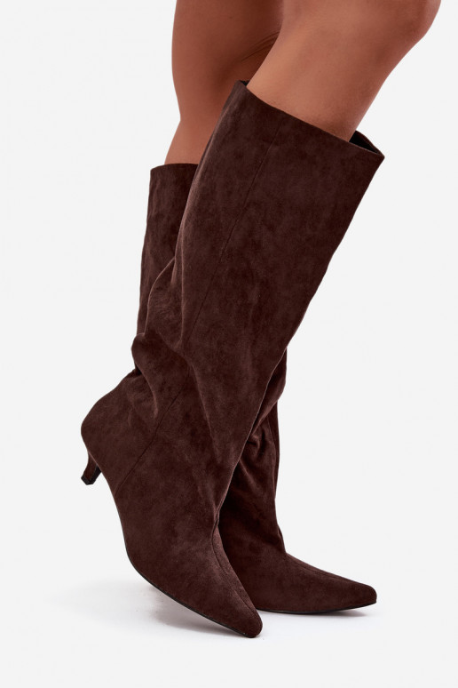 Botas de cano alto femininas com saltos de camurça sintética na cor chocolate Pheona Botas de cano alto femininas com saltos de camurça sintética na cor chocolate Pheona