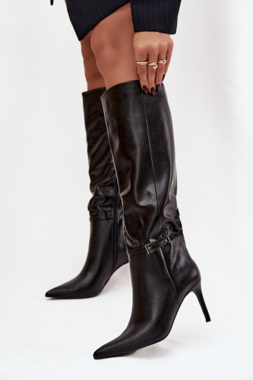 Botas femininas de cano alto com saltos finos e tiras na cor preta Lisanne