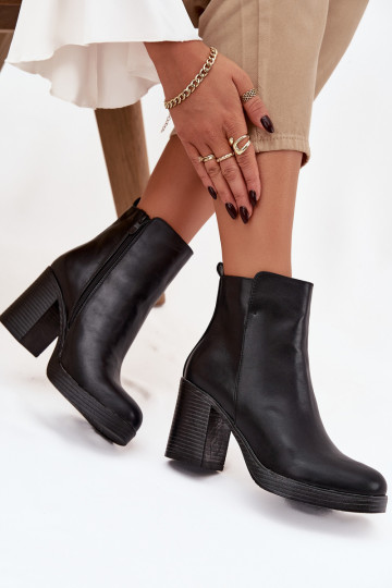 Botas femininas de cano curto na cor preta "Ryselle"