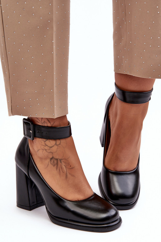 Sapato com salto com fivelas cor preta Idovana