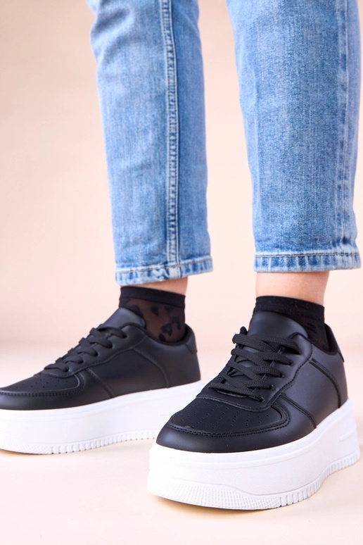 Tênis pretos em plataforma Avita