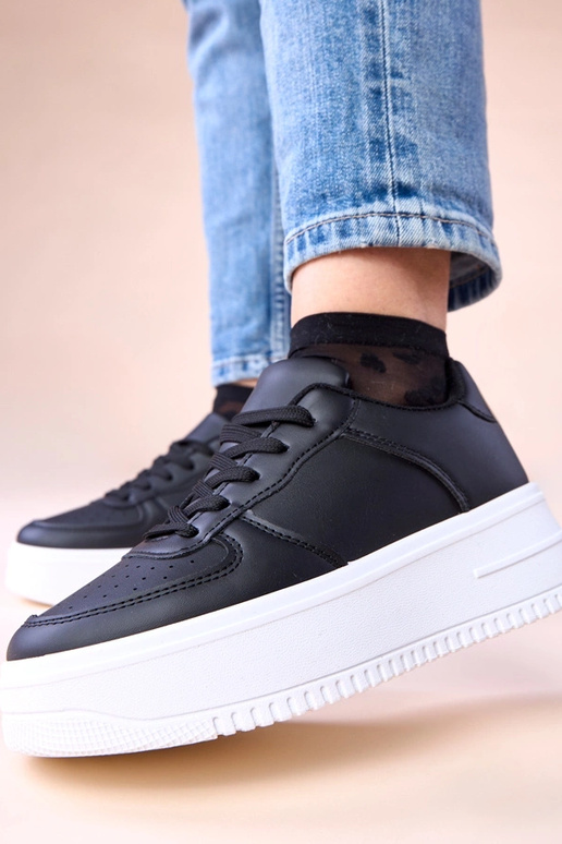 Tênis pretos em plataforma Avita