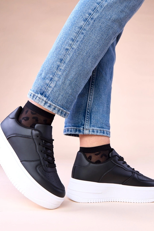 Tênis pretos em plataforma Avita