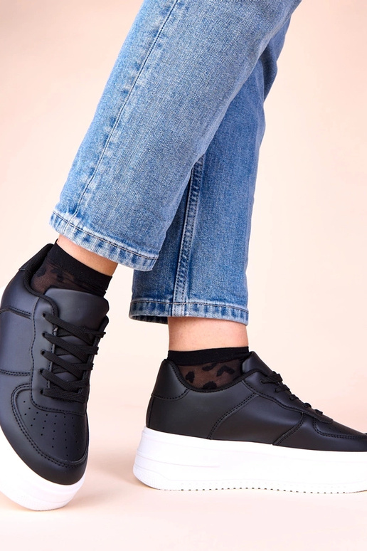 Tênis pretos em plataforma Avita