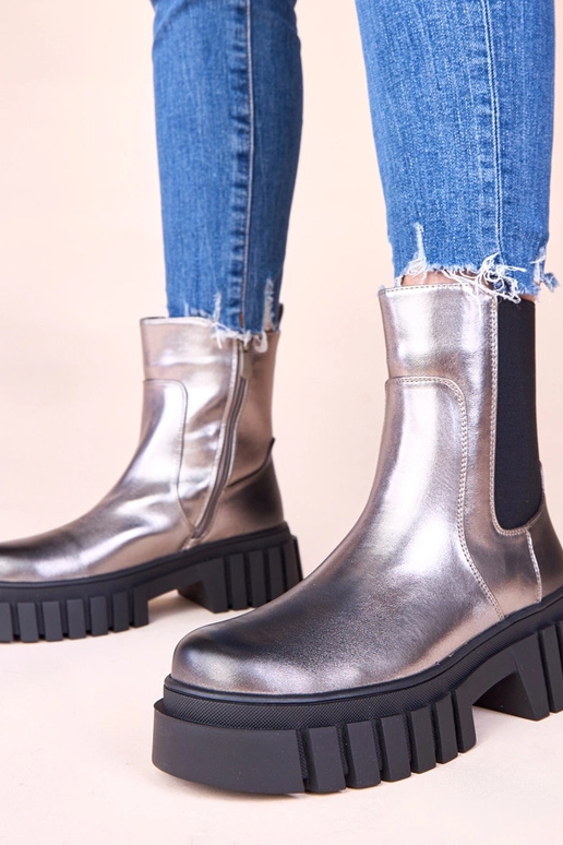 Botas prateadas em plataforma com...