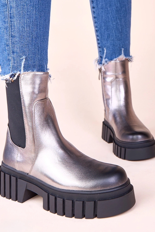 Botas prateadas em plataforma com...