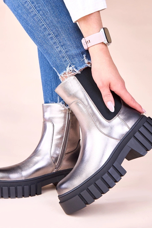 Botas prateadas em plataforma com...