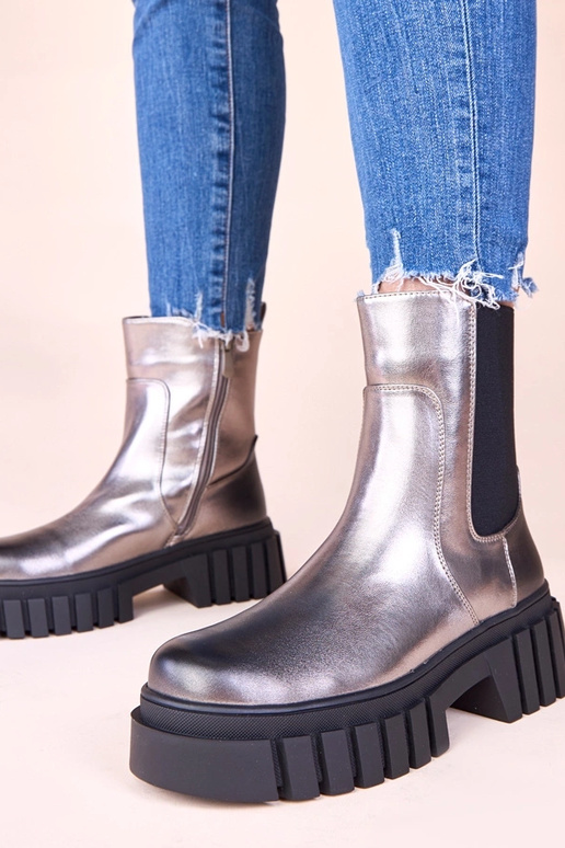 Botas prateadas em plataforma com...