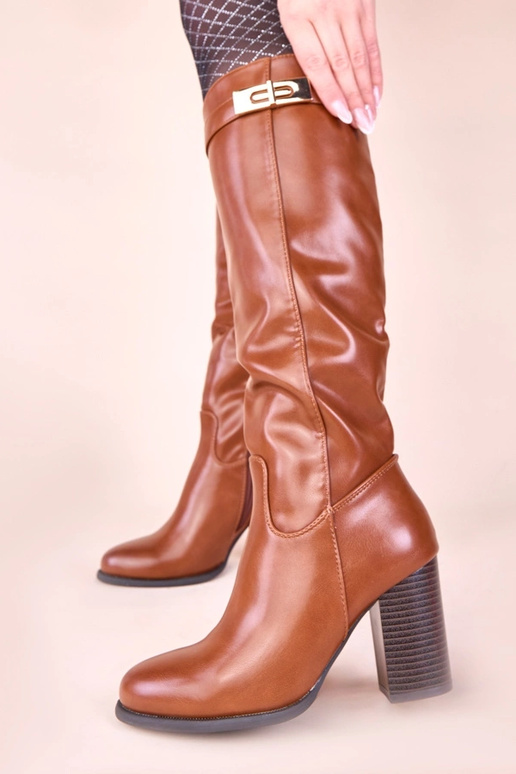 Botas marrons longas em salto com...