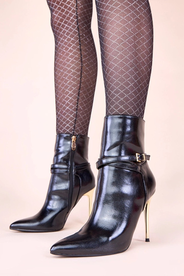 Botas pretas em salto fino...