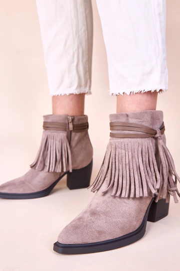 Botas em tom de areia escuro em salto com franjas Mulan