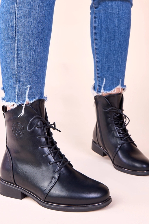 Botas quentes pretas amarradas com...