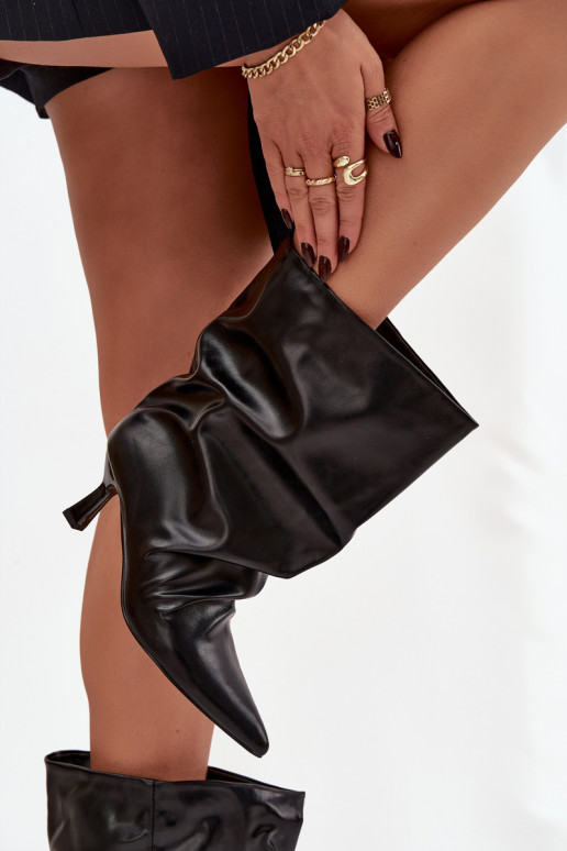 Um modelo atraente Botas femininas com salto fino Com top enrolado cor preta Inarisse