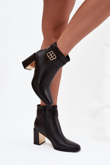 Botas de cano curto femininas com tiras e detalhes em dourado em preto "Galinne"