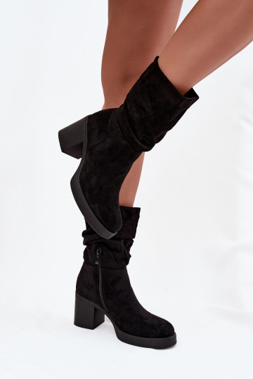 Botas de cano curto femininas com babados e saltos, forradas, em preto "Amoria"