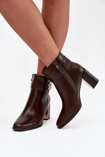 Botas de cano curto femininas com tiras e detalhes em dourado em chocolate "Galinne"