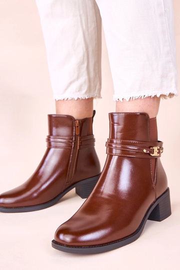 Botas marrons de cano curto em salto com tira decorativa Lilua