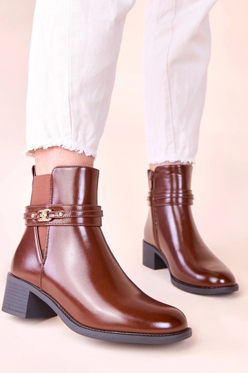 Botas marrons de cano curto em salto com tira decorativa Lilua 2