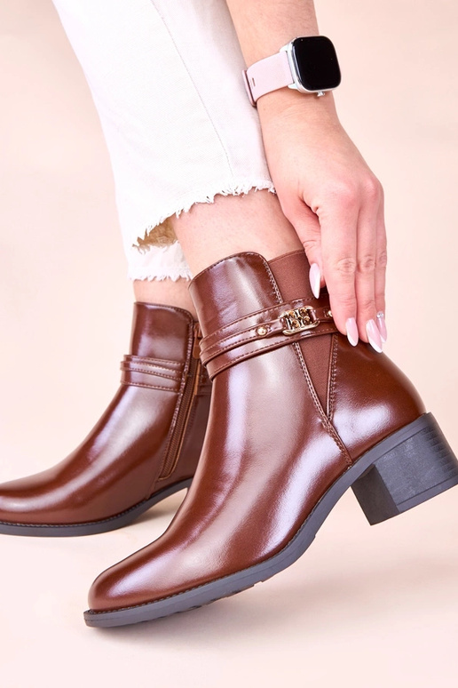 Botas marrons de cano curto em salto...