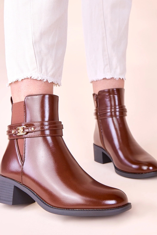 Botas marrons de cano curto em salto...