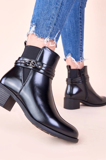 Botas de cano curto pretas em salto com tira decorativa Lilua