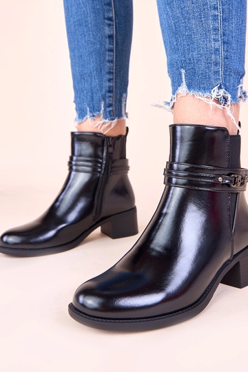 Botas de cano curto pretas em salto com tira decorativa Lilua 2