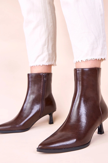 Botas marrons de cano curto tipo "duck" em salto Mordi