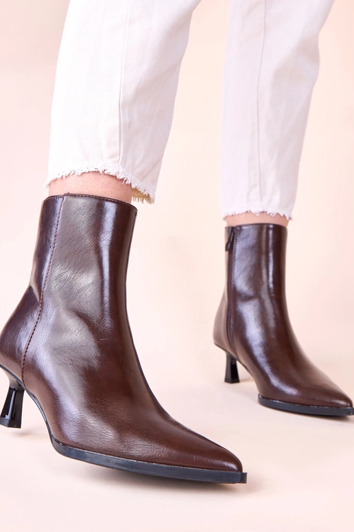 Botas marrons de cano curto tipo...