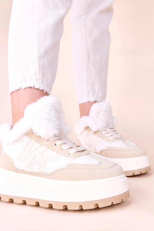 Tênis em tom areia acolchoados com...