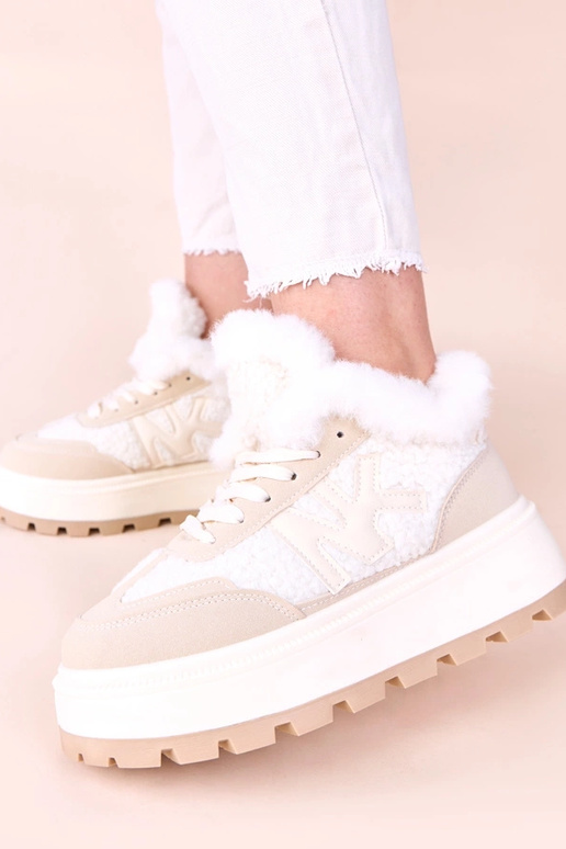 Tênis em tom areia acolchoados com...