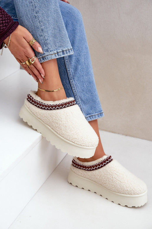 Botas de neve Chinelos com uma plataforma com um casaco de pele Typu Baranek cor de marfim Ovirissa