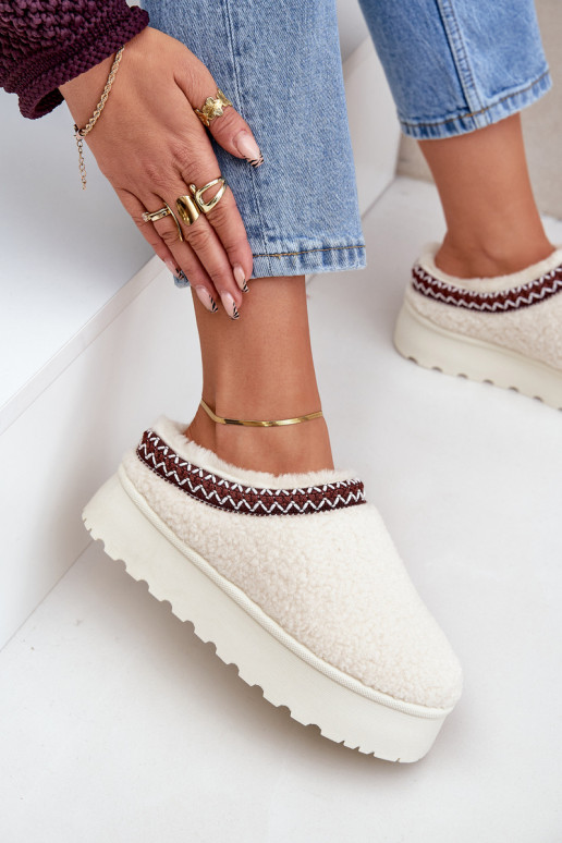 Botas de neve Chinelos com uma plataforma com um casaco de pele Typu Baranek cor de marfim Ovirissa