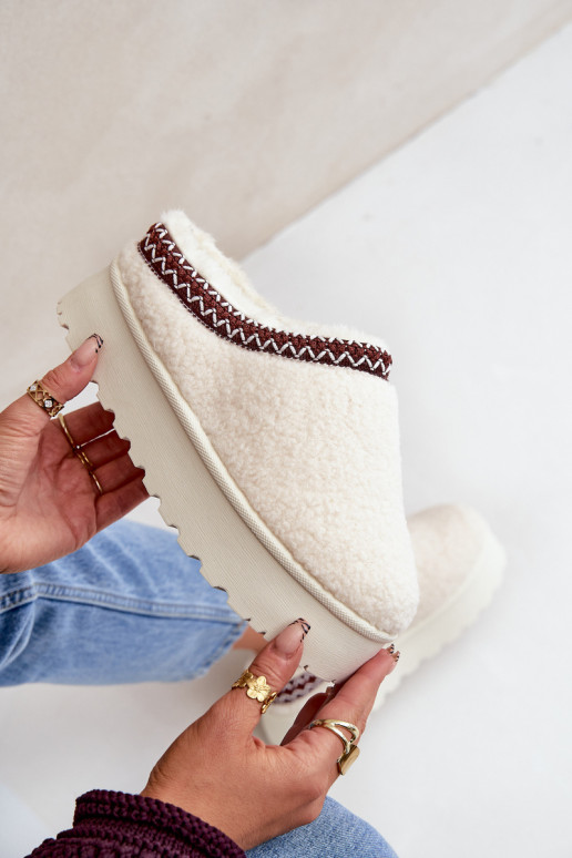 Botas de neve Chinelos com uma plataforma com um casaco de pele Typu Baranek cor de marfim Ovirissa