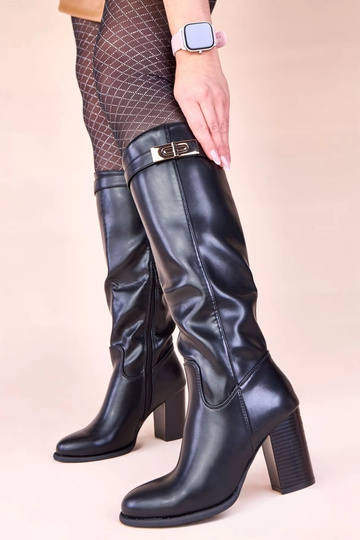 Botas de cano longo pretas em salto com adorno dourado Tessa 2