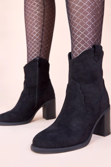 Botas de cano curto pretas...