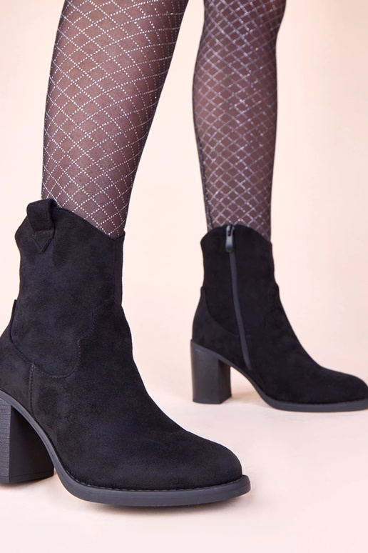 Botas de cano curto pretas em salto...