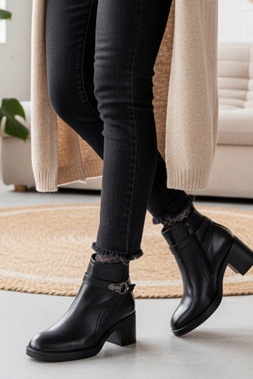 Botas de cano curto pretas em salto com fivela decorativa Sanada 2