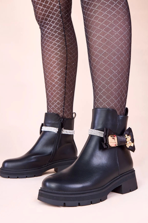 Botas de cano curto pretas decoradas...