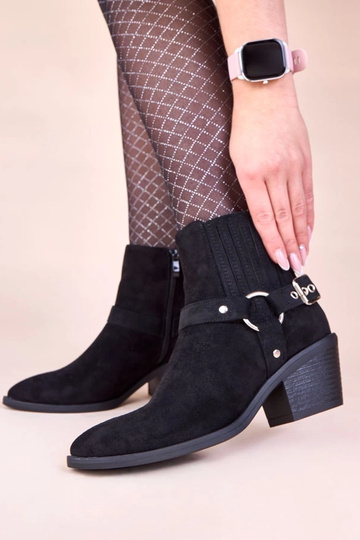 Botas de cano curto pretas em salto com fivelas decorativas Ritama 2