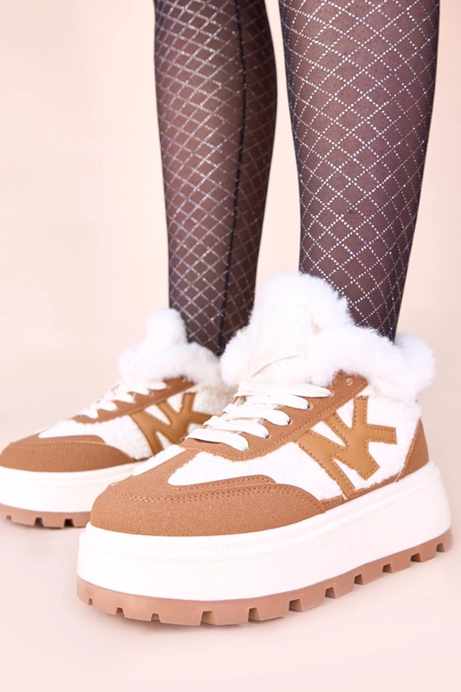 Tênis marrons forrados com pelagem Nicha