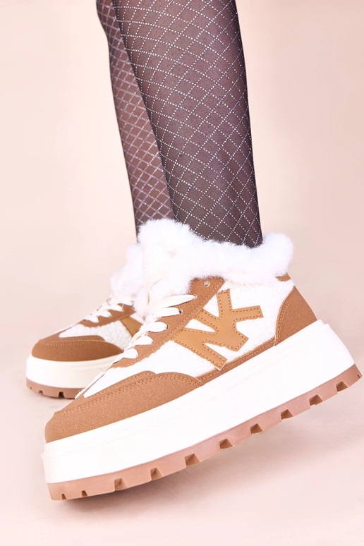 Tênis marrons forrados com pelagem Nicha