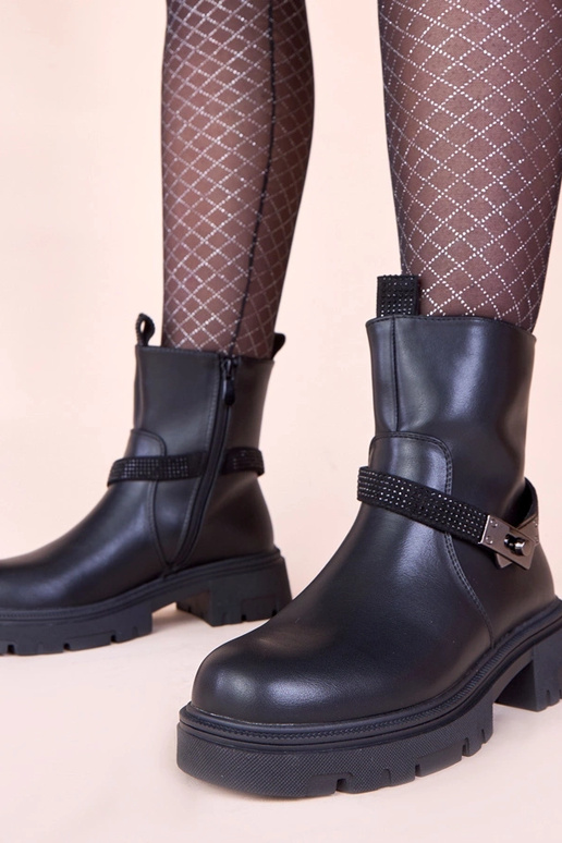 Botas pretas de plataforma decoradas...